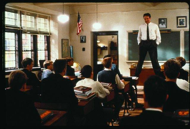 "오, 캡틴 나의 캡틴", 마지막 명대사는 영화를 대표하는 순간이자 오래도록 회자되는 영화의 마지막 장면에서 등장한다. /영화 스틸컷