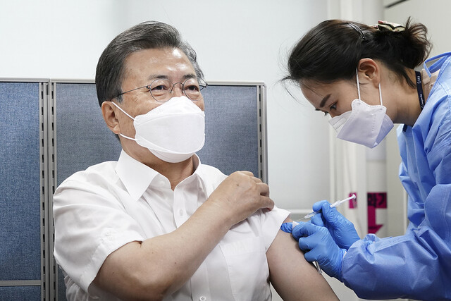 문재인 대통령이 23일 서울 종로보건소에서 아스트라제네카 코로나19 백신을 맞고 있다. 청와대 제공