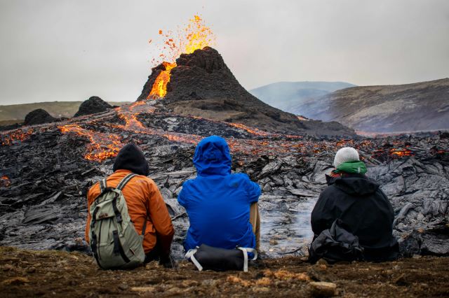 아이슬란드 화산 폭발 장면을 관찰하기 위해 모인 사람들. AFP연합뉴스