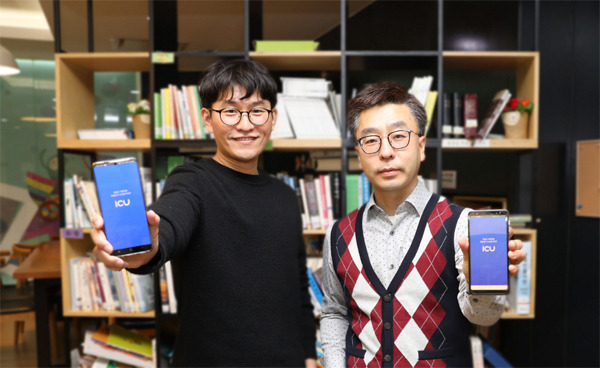 한국부동산원 사내벤처로 출발해 최근 분사한 `비앤써` 공동창업자 김영혁 팀장(왼쪽)과 박알찬 총괄이 자사가 개발한 부동산 거래위험 자동분석시스템 `ICU(아이쿠)`에 대해 소개하고 있다. [사진 제공 = 한국부동산원]