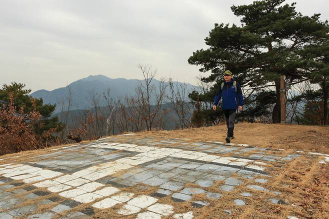 헬기장인 433.2m봉에는 ‘백마산(효자봉)’이라는 푯말이 서 있다.