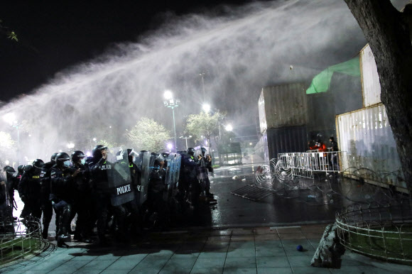 현지시간으로 20일 군주제 개혁을 외치며 거리로 나선 시위대가 경찰과 대치하고 있는 모습. 경찰은 방콕에서 열린 시위 현장에서 물대포와 최루탄, 고무탄 등을 이용해 시위대를 강경진압했다. 로이터=연합뉴스