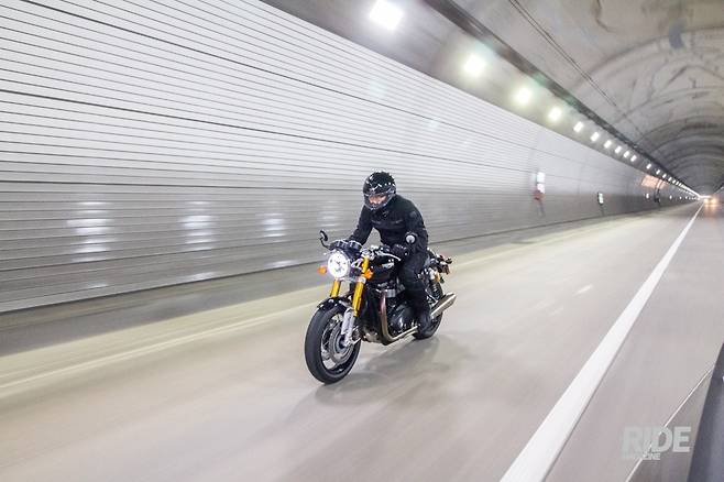 핸들바가 최근의 스포츠 모델보다 좀 더 멀리 있어 처음 접하는 사람은 불편할 수도 있겠다.