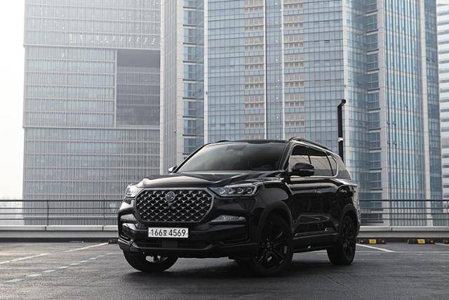 존재감은 물론 성능의 개선을 통해 다시 한 번 시장의 이목을 끄는 쌍용 올 뉴 렉스턴 더 블랙과 자유로 주행에 나섰다.