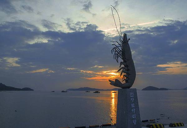 전장포 새우 조형물 일출