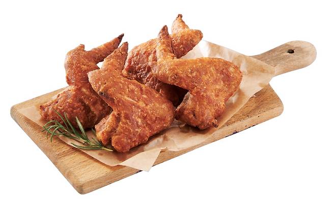 도미노피자는 옛 맛을 느끼고 싶은 고객들을 위해 ‘도미노 통날개 치킨’을 출시했다. /사진=도미노피자