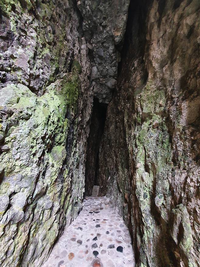수마이봉 중턱에 있는 화엄굴. 깊은 동굴에 샘물이 흐른다.
