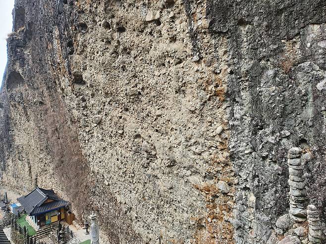 마이산 일대는 약 1억 년 전에 형성된 역암의 특징적인 지질구조를 보여 준다.