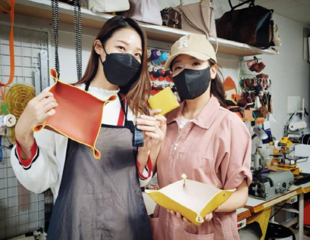 Sooo-jin told Instagram on the 25th, I was with the same charming and refreshing charm that I had in a relationship with a party shop ~ I made a tray color and it was so beautiful. I posted a picture with the article Raft #Kissworks.The photo shows Sooo-jin, who has made a new hobby by making works in a leather workshop with broadcaster Jung Na.Sooo-jin showed a special dexterity such as delicious cooking and making herbs at home, and it was more admirable.Sooo-jin, meanwhile, has a restaurant businessman, Baek Jong-won, and marriage, and has one male and two female.