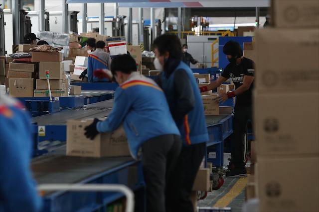 21일 오전 서울 서초구 CJ대한통운 택배물류현장에서 택배노동자들이 분류 작업을 하고 있다. 국회사진기자단