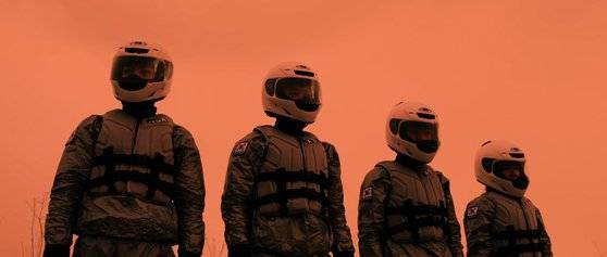 영화 '인천스텔라'에서 아시아항공우주국(ASA) 최정예 대원들은 27년 전 의문의 구조신호가 알려준 우주선 설계도를 완성해 미지의 별 '갬성'으로 향한다. [사진 꾸러기스튜디오]