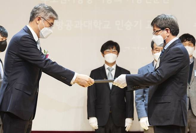 제61회 세계기상의 날 홍조근정훈장 수여 받는 공주대 대기과학과 서명석 교수.(사진 오른쪽)