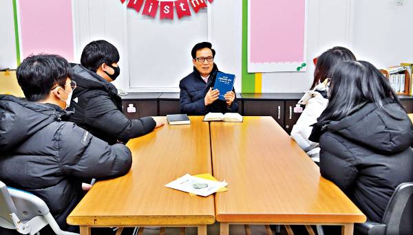 신천지예수교증거장막성전에서 최근 탈퇴한 청년 4명이 24일 경기도 안산 상록교회에서 진용식 한국기독교이단상담소협회장(가운데)과 상담하고 있다. 안산=신석현 인턴기자