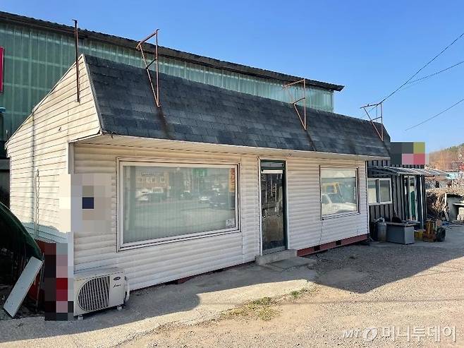 25일 오후 간판을 내린 A부동산 전경. /사진=보배드림 캡처