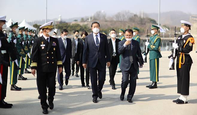 황기철 국가보훈처장이 25일 오후 경기도 평택시 해군제2함대사령부에서 열릴 제6회 서해수호의 날 기념식 행사장소를 방문해 현장점검을 하고 있다. [국가보훈처 제공]