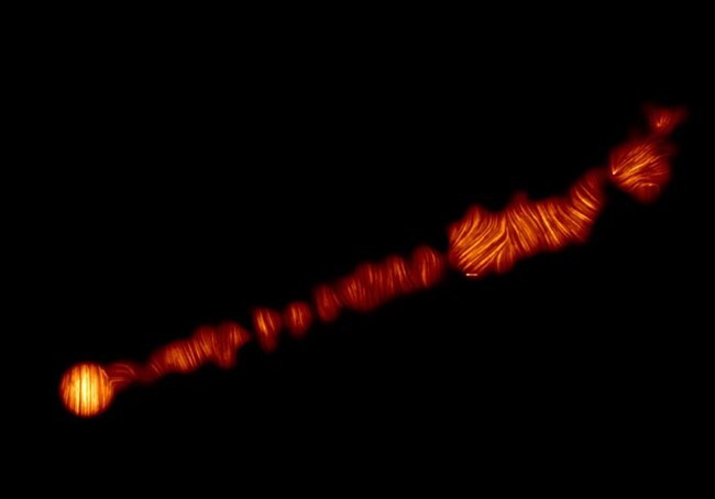 M87 은하의 제트를 편광된 빛으로 보여주는 이 이미지는 ALMA가 포착한 것으로, 제트를 따라 자기장의 구조를 드러내주고 있다. 사진=ALMA (ESO / NAOJ / NRAO), Goddi et al.