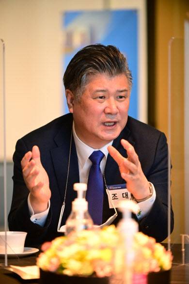 대통령 직속 정책기획위원회 조대엽 위원장은 이데일리 인터뷰에서 “지금은 국가부채 걱정보다는 국민 삶 걱정을 먼저 해야 한다”고 말했다. 앞서 조 위원장은 최근 한국개발연구원(KDI) 개원 50주년 기념 국제컨퍼런스에서 “사람과 생명의 가치를 중심에 둔 선도국이 포스트코로나 시대의 미래를 열어야 한다”고 강조했다. [사진=KDI]