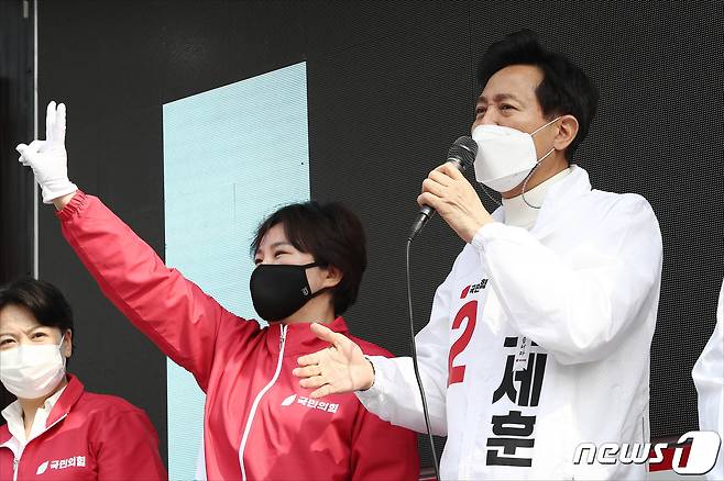 오세훈 국민의힘 서울시장 후보가 26일 오전 서울 양천구 신정네거리역 앞에서 가진 유세에서 시민들에게 지지를 호소하고 있다. 2021.3.26/뉴스1 © News1 국회사진취재단