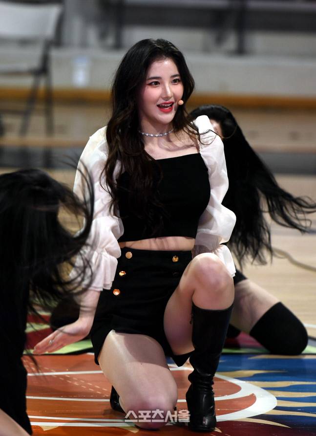 가수 & KGC 치어리더 김해리가 지난 해 KGC 경기 하프타임 때 공연을 하고 있는 모습. 2020.  11. 15. 안양 | 최승섭기자 thunder@sportsseoul.com