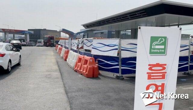 공사가 진행중인 안성휴게소 부산방향 내 현대차그룹 E-pit 충전소. 충전소 근처에 흡연구역이 있어 향후 관리의 최대 난제로 떠오를 전망이다.