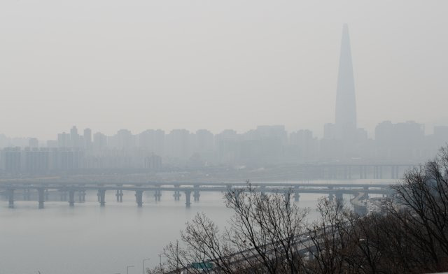 26일 서울 광진구 워커힐호텔에서 바라본 서울 도심이 뿌옇다. 뉴스1