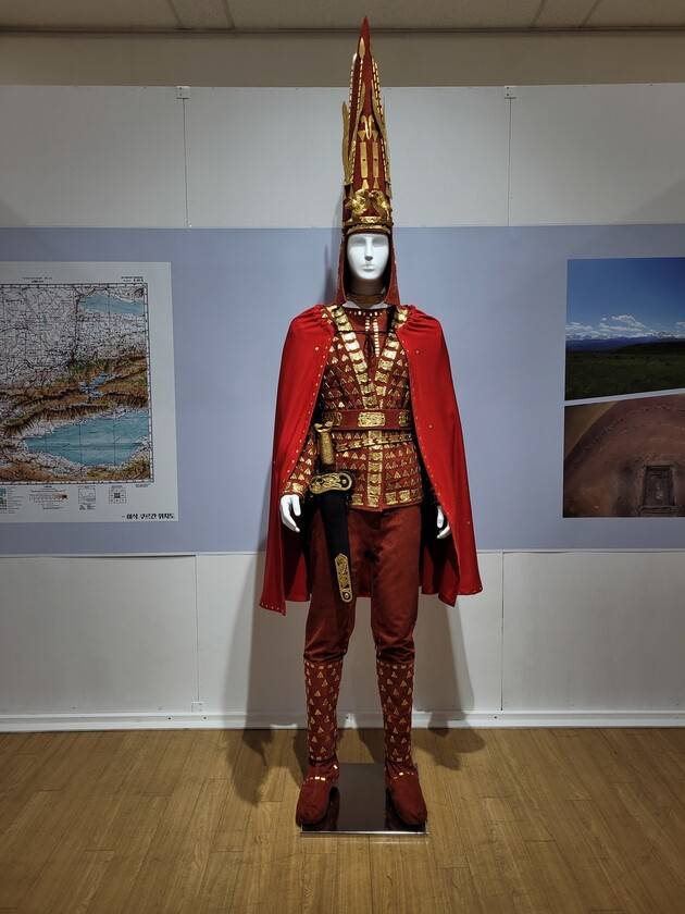 중앙아시아 실크로드 복식사에서 최고의 유물로 꼽히는 카자흐스탄의 ‘황금 인간’을 지난해 경북대 연구진이 복원한 작품이 경북대박물관 전시장에 나왔다. 중앙아시아 카자흐스탄 지역 톈산산맥 북쪽 기슭의 이식 쿠르간 고분에서 1970년대 세상에 나온 유물이다. 다양한 황금 장신구가 달린 가죽 상의와 띠 꾸미개가 달린 허리띠, 장식이 풍부한 고깔형 관, 가죽 신발로 구성된 복식 등이 특징이다.