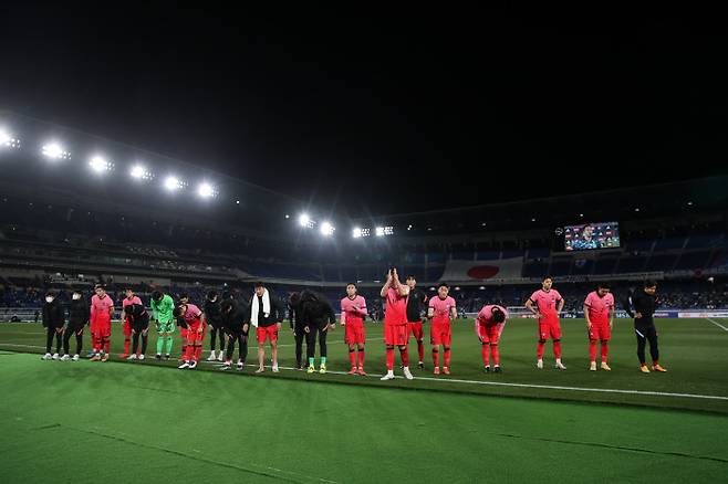 축구 대표팀 선수들이 지난 25일 일본 요코하마 닛산 스타디움에서 열린 일본과의 친선전에서 0-3으로 완패한 뒤 관중석을 향해 인사하고 있다. 대한축구협회 제공