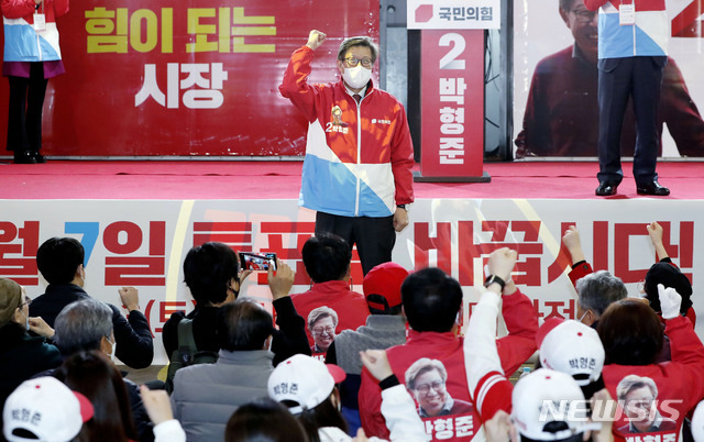 [부산=뉴시스]최동준 기자 = 국민의힘 박형준 부산시장 후보가 25일 부산 서면 젊음의 거리에서 유세를 열고 지지를 호소하고 있다. 2021.03.25. photocdj@newsis.com