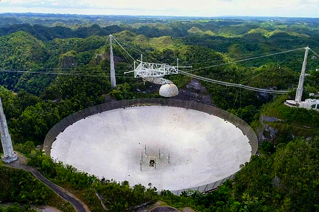아레시보 메시지를 송출한 푸에르토리코의 ‘아레시보 전파망원경’ 파손 이전의 모습.​