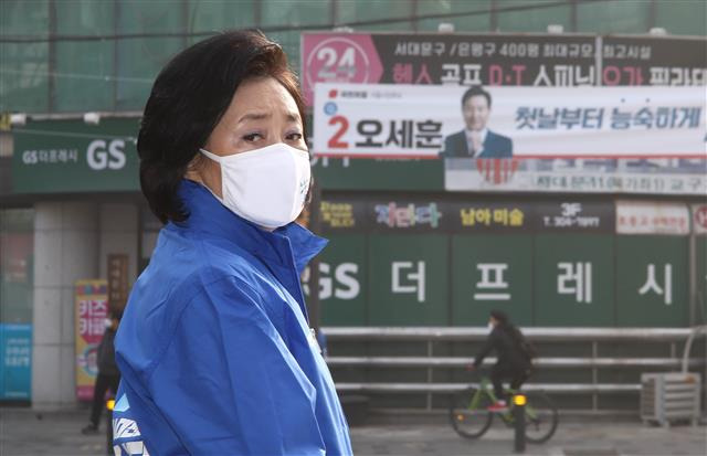 초등학교 교통안전 봉사활동 나선 박영선 - 박영선 더불어민주당 서울시장 후보가 26일 오전  서울 서대문구 북가좌동 사거리에서 교통안전 봉사를 하고 있다. 2021.3.26 국회사진취재단