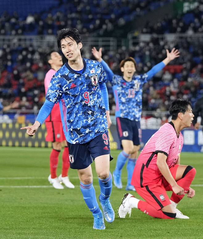 25일 일본 가나가와현 요코하마시 닛산스타디움에서 열린 축구 한일전에서 일본 대표팀 선수들이 골 성공 뒤 기뻐하고 있다. 연합뉴스