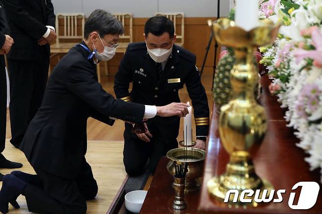 신동원 농심 부회장이 27일 오후 고(故) 신춘호 농심 회장의 빈소가 마련된 서울 종로구 서울대학병원 장례식장에서 분향을 하고 있다. (농심 제공) 2021.3.27/뉴스1