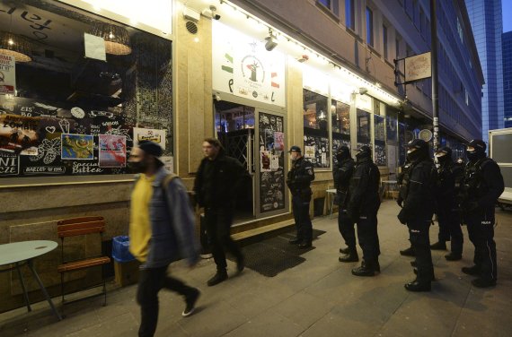 폴란드 경찰이 26일(현지시간) 수도 바르샤바에서 방역 수칙을 지키지 않은 술집을 급습하고 있다. 폴란드는 코로나19 확산 억제를 위해 27일부터 강력한 방역조처를 시작한다. 사진=AP뉴시스