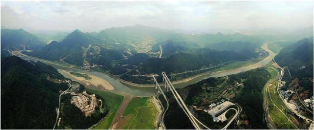 죽령 쪽에서 북으로 내려다본 남한강. 수양개유적은 강 건너편에 위치해 있다. 적성대교 오른편은 제1지구, 왼편은 제6지구다. 한국선사문화연구소 제공