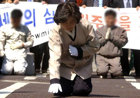 2004년 총선 때 추미애 당시 새천년민주당 선거대책위원장이 노무현 당시 대통령에 대한 탄핵소추에 동참한 것을 사죄하며 광주역 앞에서 삼보일배하는 모습. 중앙포토