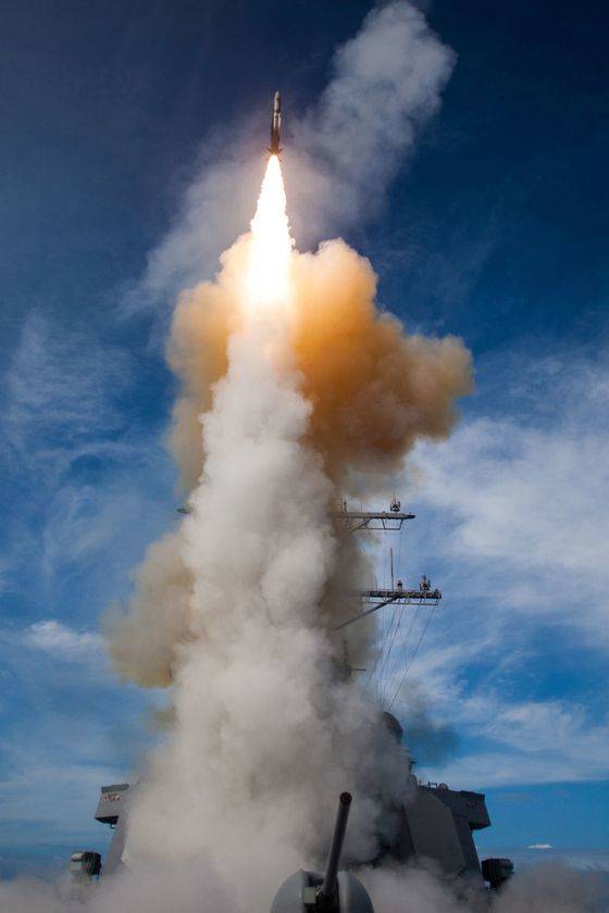 미국 해군의 이지스 구축함인 존 폴 존스함(DDG 53)이 SM-2 블록 ⅢA 미사일을 발사하고 있다. 이 구축함은 2016년 6월 첫 탄도미사일 경보 훈련에 참가했다. [사진 미 미사일 방어국]
