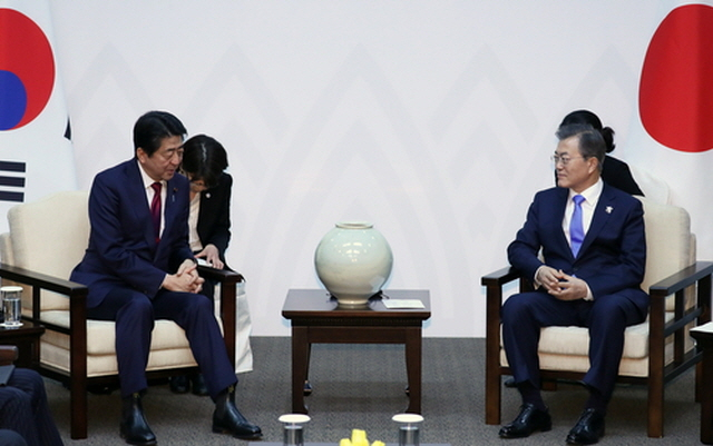 ▲ 문재인(오른쪽) 대통령과 아베 신조 일본 총리가 2018년 2월 9일 강원도 평창에서 정상 회담을 가졌다. ⓒ연합뉴스