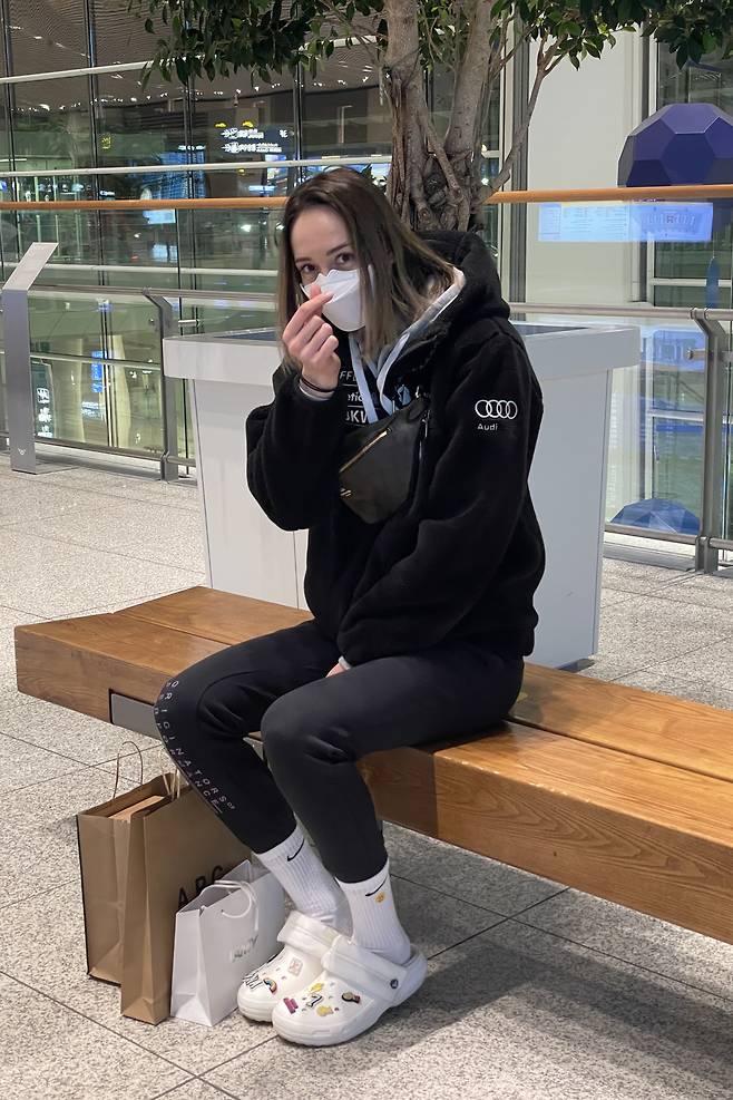 안나 라자레바가 27일 인천국제공항에서 러시아로 떠나기 전 하트를 날리며 팬들에게 인사를 전하고 있다. IBK기업은행 제공