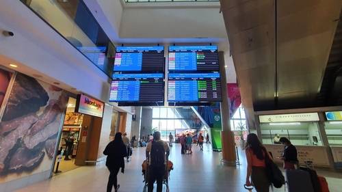 빽빽한 국내선 항공 도착장 일정판 (케이프타운=연합뉴스) 김성진 특파원 = 지난 24일 케이프타운 공항 도착장 위로 줄줄이 국내선 항공편 운항 일정판이 보인다. 2021.3.27 sungjin@yna.co.kr