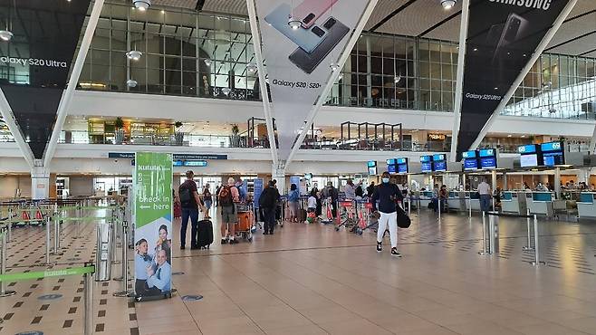 케이프타운 국제공항 국내선 출발장 (케이프타운=연합뉴스) 김성진 특파원 = 26일 케이프타운 국제공항 국내선 출발 구역은 요하네스버그 공항처럼 삼성전자 스마트폰 광고가 전면에 여럿 걸려있다. 2021.3.27 sungjin@yna.co.kr