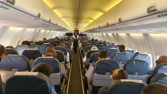 요하네스버그로 돌아오는 비행기 안 (요하네스버그행 기내=연합뉴스) 김성진 특파원 = 26일(현지시간) 케이프타운에서 요하네스버그로 돌아오는 여객기 안에서 3명씩 붙은 열이 이틀 전보다 훨씬 많아 보인다. 2021.3.27 sungjin@yna.co.kr