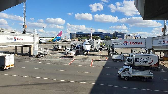 다시 돌아온 요하네스버그 국제공항 (요하네스버그=연합뉴스) 김성진 특파원 = 26일(현지시간) 케이프타운에서 돌아와서 바라본 요하네스버그 공항 모습. 2021.3.27sungjin@yna.co.kr