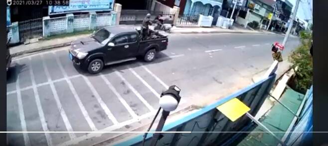 갑자기 차를 세우고 지나가는 오토바이를 향해 총을 발사하는 미얀마군 [트위터 캡처. 재판매 및 DB 금지]