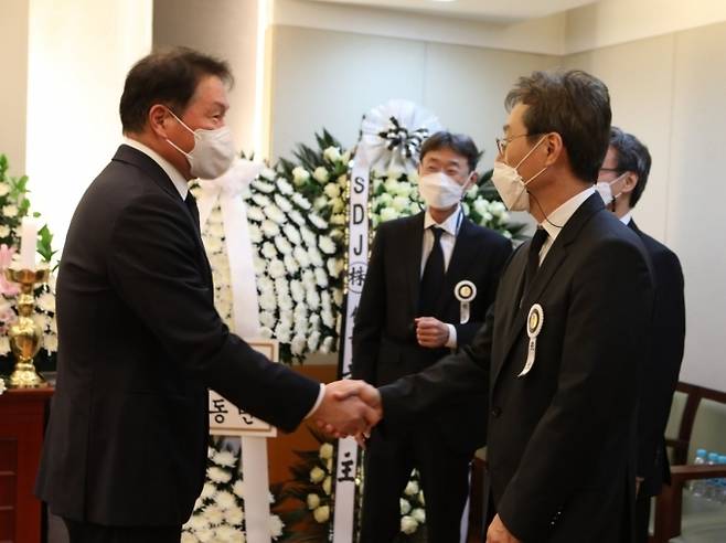 최태원 SK 회장이 27일 신춘호 농심 회장 빈소를 찾아 유족들을 위로하고 있는 모습 [사진=농심]