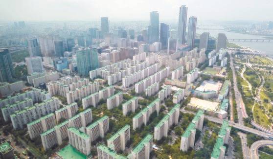 서울 영등포구 63스퀘어 전망대에서 바라본 서울 시내 아파트. 뉴스1