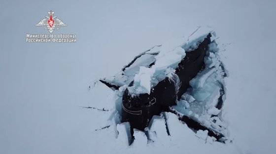 북극해의 두꺼운 얼음을 깨고 등장한 러시아 핵잠수함. 인터넷 캡처