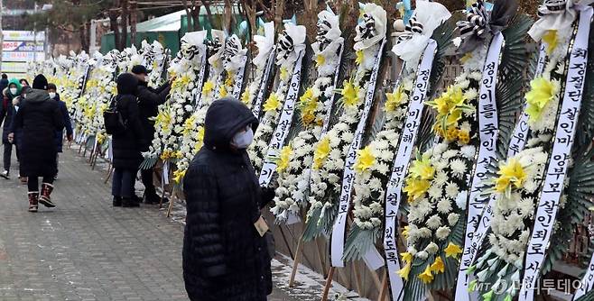 양부모 학대로 16개월만에 숨진 정인이 사건 첫 재판을 이틀 앞둔 1월 11일 서울 양천구 남부지방검찰청 담장 앞에 정인양의 추모와 가해자의 엄벌을 촉구하는 근조화환이 설치돼 있다. /사진=이기범 기자 leekb@