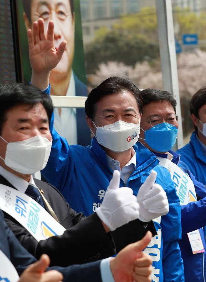 4·7 부산시장 보궐선거 더불어민주당 김영춘 후보가 29일 오후 부산 연제구 거제시장 일대에서 열린 직장인과 함께하는 점심 집중 유세에서 시민들에게 지지를 호소하고 있다.(사진=연합뉴스)