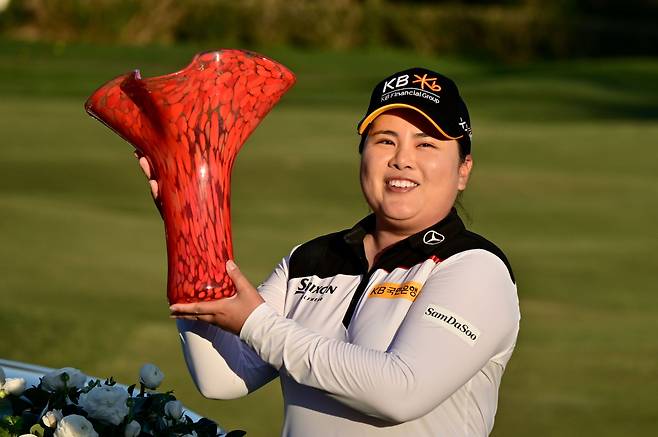 박인비가 29일 막을 내린 미국여자프로골프(LPGA) 투어 KIA 클래식에서 나흘 내내 선두를 달리며 정상에 올랐다. 사진은 우승컵을 들고 있는 박인비/AFP연합뉴스