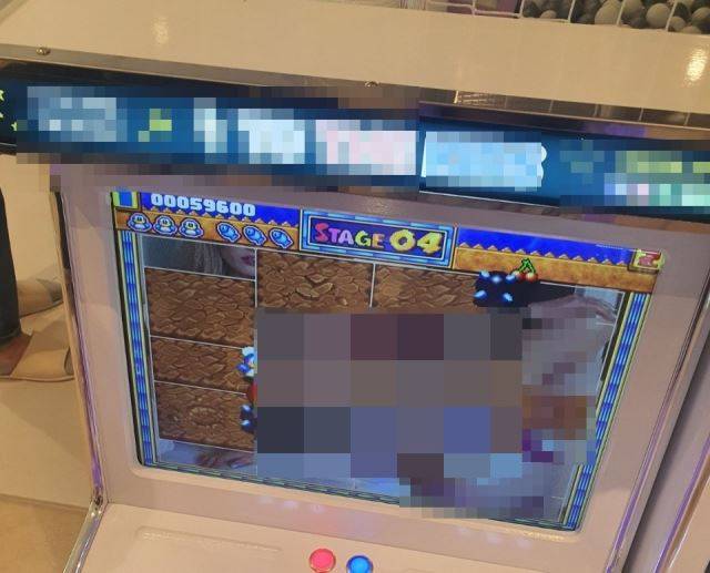 28일 성인 여성의 알몸 사진이 노출된 제주시 내 한 키즈카페 오락기 화면. 독자 제공